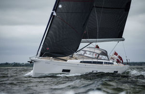 velero de regata y crucero