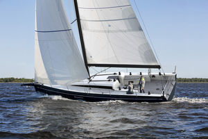 velero de regata y crucero