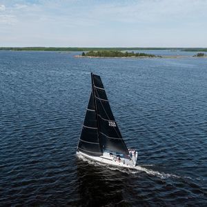 velero de regata y crucero
