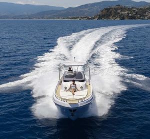 barco cabinado fueraborda 1