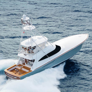 yate a motor de pesca 1