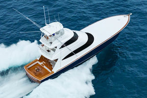yate a motor de pesca 1