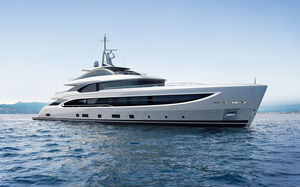 megayate de crucero / raised pilothouse