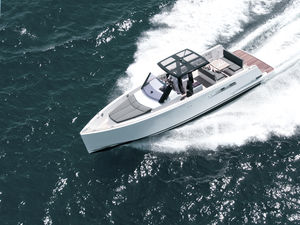 barco cabinado intraborda / open / con consola central / de crucero