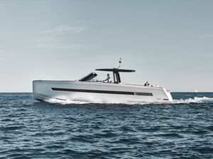yate a motor de crucero / open / con 2 camarotes