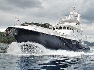 yate a motor offshore