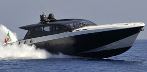 yate a motor de crucero / con hard-top / casco de planeo / con 5 camarotes