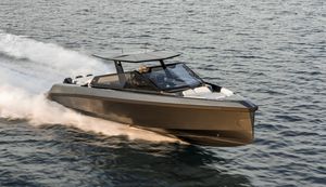 barco cabinado fueraborda