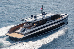 yate a motor de crucero