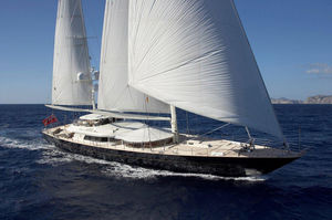 superyate de vela de lujo con fly