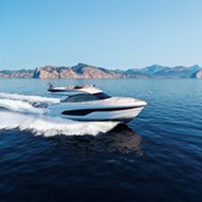 barco cabinado intraborda / bimotor / con fly / de crucero