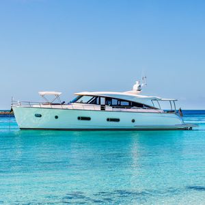 yate a motor de crucero / de deporte / con hard-top / IPS