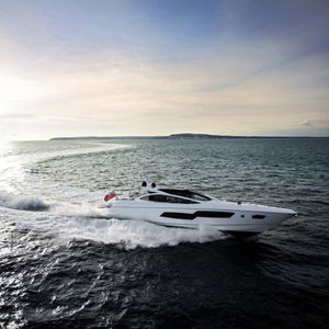 yate a motor de alta eficacia / con hard-top / de desplazamiento / con 4 camarotes
