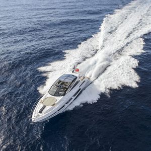 yate a motor de crucero / con hard-top / casco de planeo / con 3 camarotes