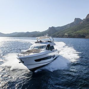 yate a motor de crucero