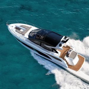 yate a motor de crucero / de deporte / con hard-top / con 2 camarotes
