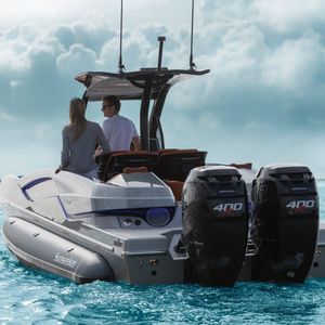 barco cabinado fueraborda