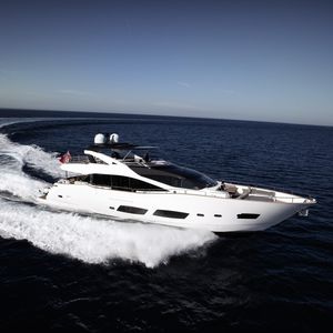 yate a motor de crucero / con fly / casco de planeo / con 4 camarotes