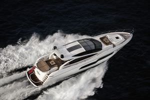 yate a motor de alta eficacia / con hard-top / de desplazamiento / con 4 camarotes