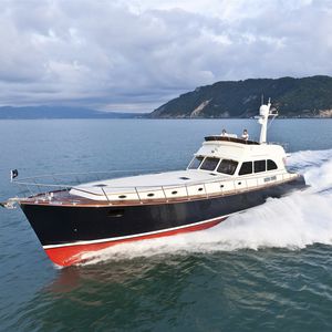 yate a motor de crucero 1