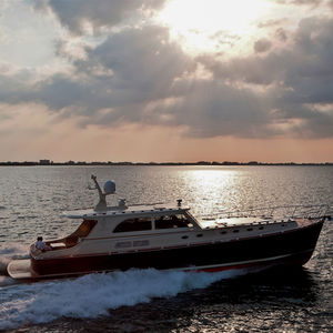 yate a motor de crucero 1