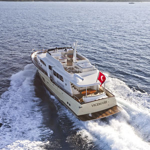 yate a motor de crucero