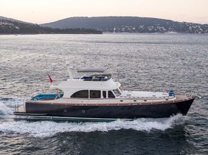 yate a motor de crucero 1
