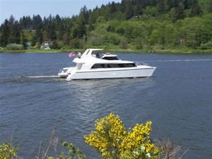 yate a motor catamarán 1