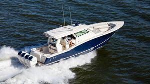 barco cabinado fueraborda