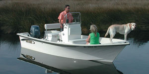 bay boat fueraborda / con consola central / de pesca deportiva / skiff