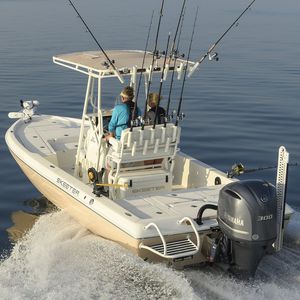 bay boat fueraborda / con consola central / de pesca deportiva / 8 personas máx.