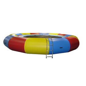 juego acuático trampolín