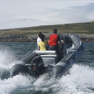 barco profesional embarcación de apoyo al buceo