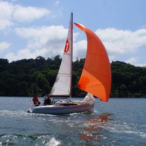 monocasco / de crucero / de regata / con popa abierta