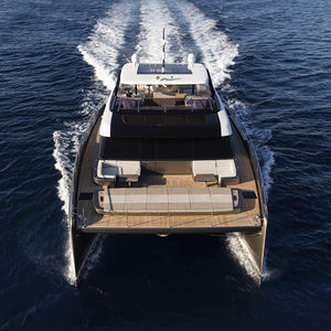 yate a motor catamarán a motor / de crucero / con fly / de material compuesto