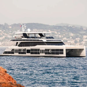 yate a motor catamarán a motor