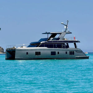 yate a motor catamarán