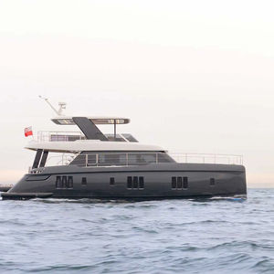 yate a motor catamarán a motor