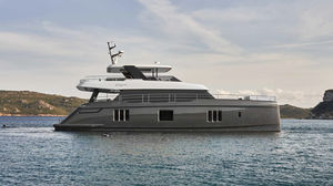 yate a motor catamarán