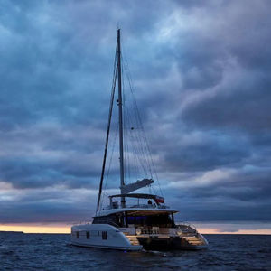 yate a motor catamarán