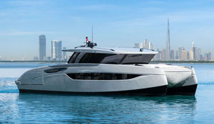 yate a motor catamarán 1