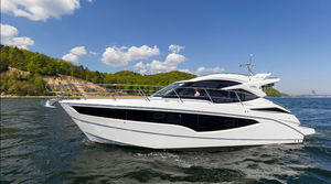 barco cabinado intraborda / bimotor / con hard-top / con caseta de timón