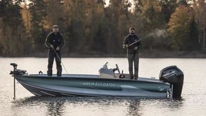 barco de motor de pesca-paseo fueraborda