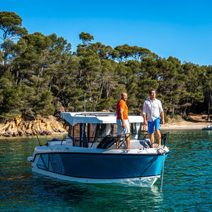 barco de motor de pesca-paseo fueraborda