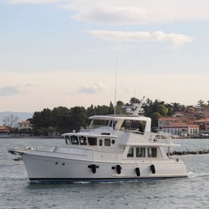 yate a motor de crucero 1