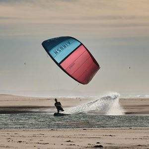 cometa kitesurf híbrida
