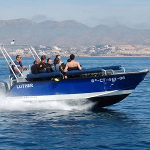 barco profesional embarcación de apoyo al buceo