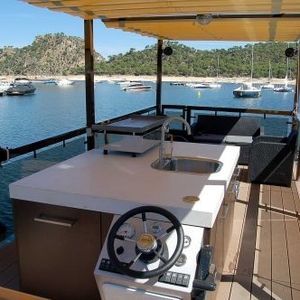barco pontón fueraborda