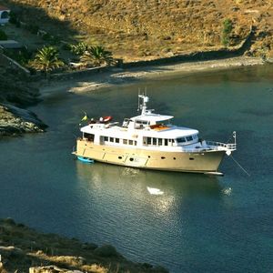 yate a motor de crucero 1