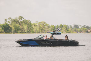 deck-boat intraborda / con doble consola / de wakeboard / para wakesurf